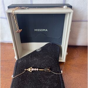 MISSOMA HARRIS REED SHOOTING ARROW PEARL NECKLACE